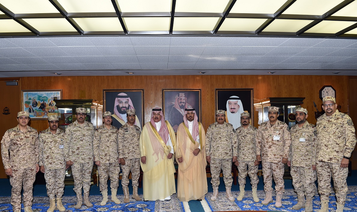 الحرس الوطني رافعا شكره للقيادة الرشيدة سمو الأمير خالد بن عبدالعزيز بن عياف يقلد عددا من ضباط الحرس الوطني رتبة لواء