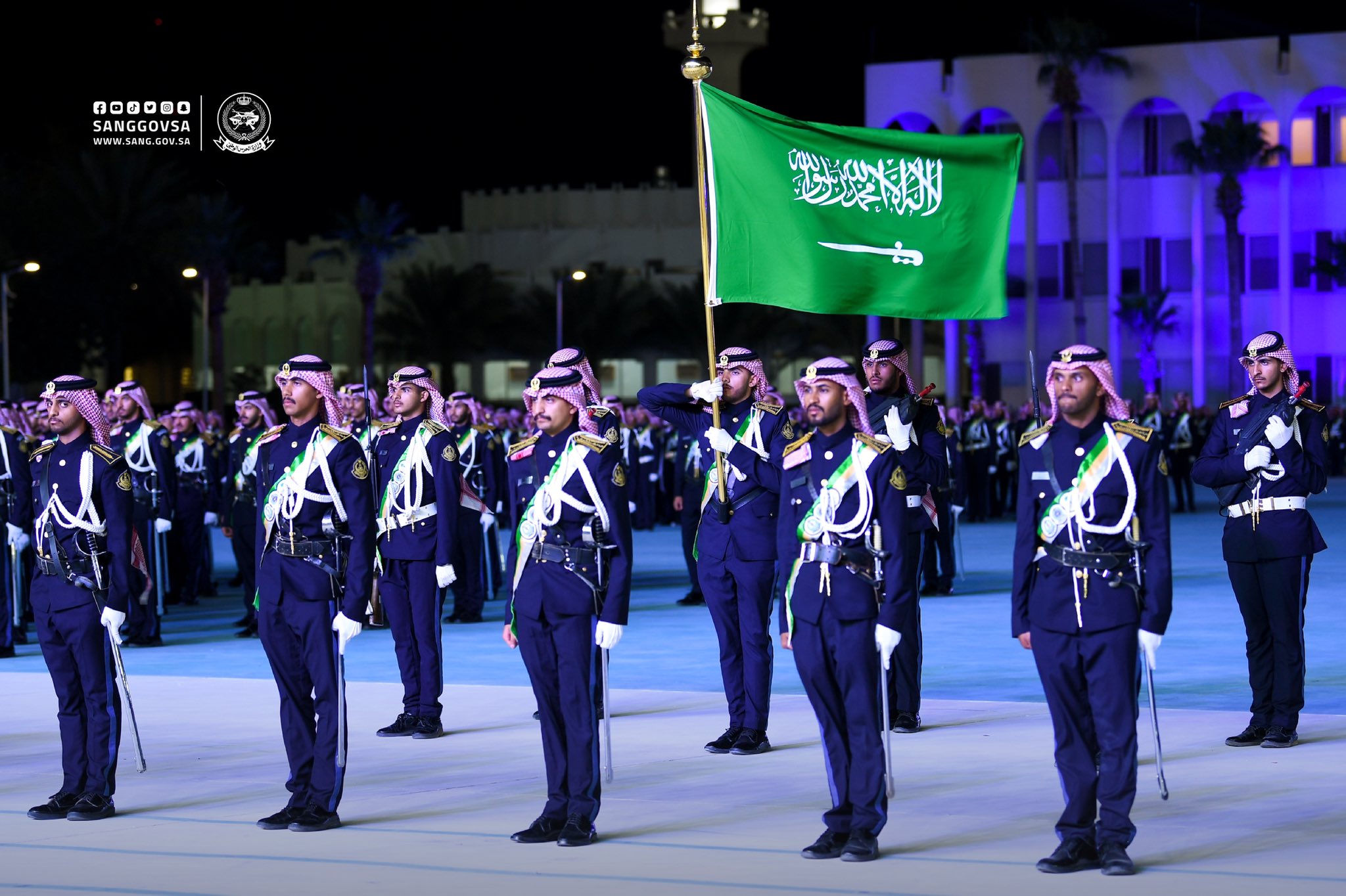 الأمير عبدالله بن بندر وزير الحرس الوطني يرعى حفل تخرج كلية الملك خالد العسكرية 