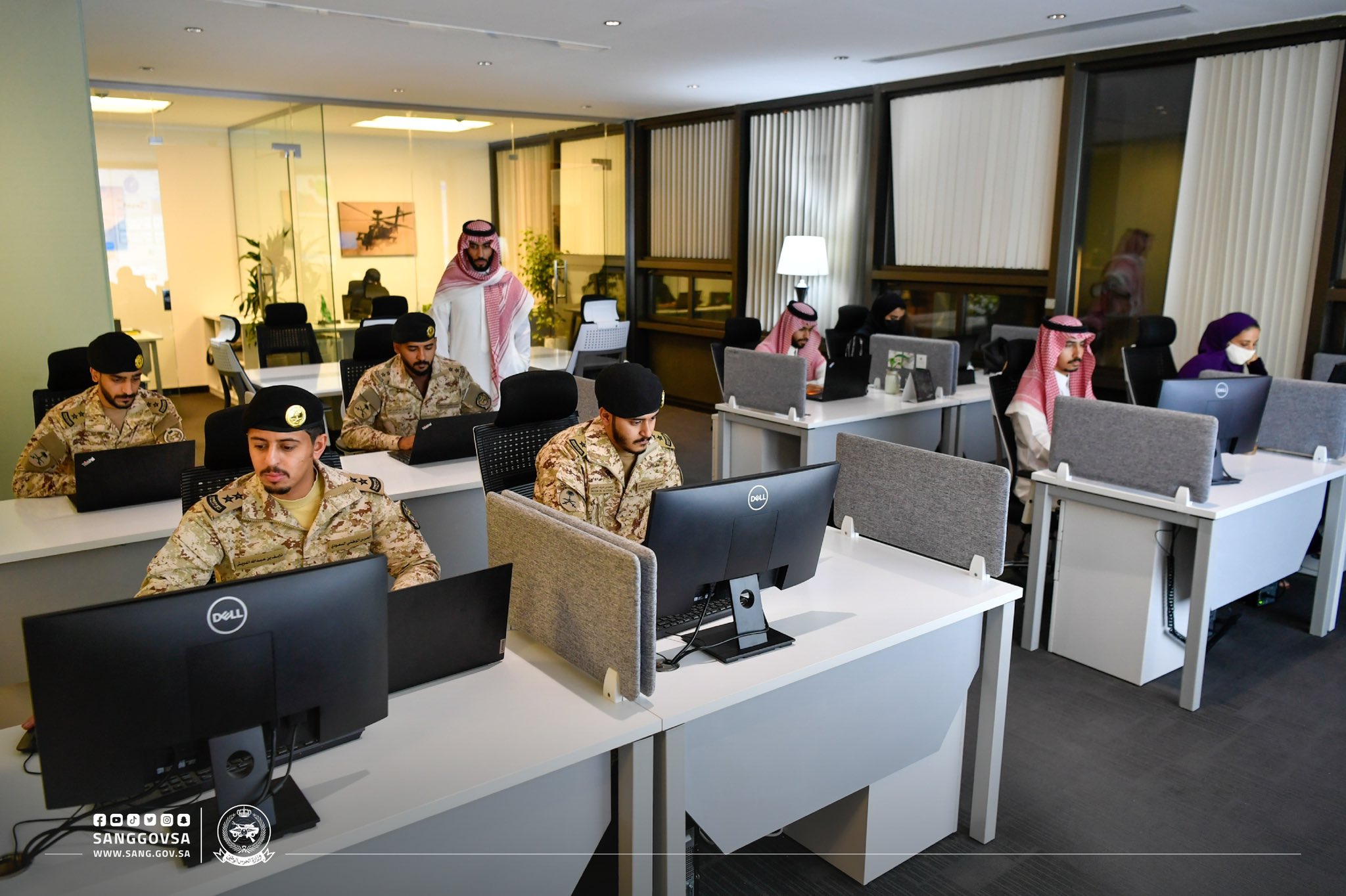 سمو الأمير عبدالله بن بندر يدشن "مركز الاتصال والإعلام" بوزارة الحرس الوطني 