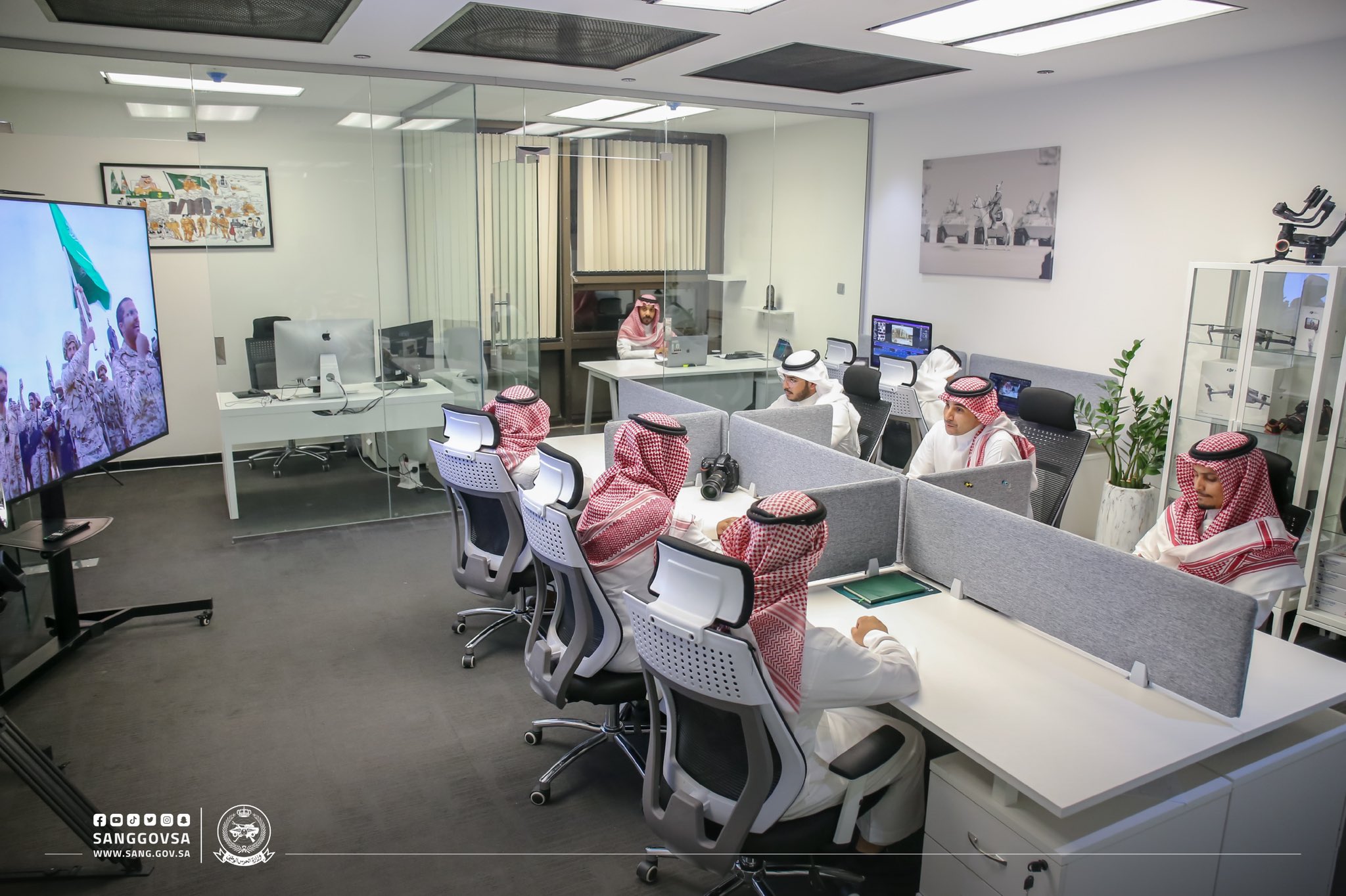 سمو الأمير عبدالله بن بندر يدشن "مركز الاتصال والإعلام" بوزارة الحرس الوطني 