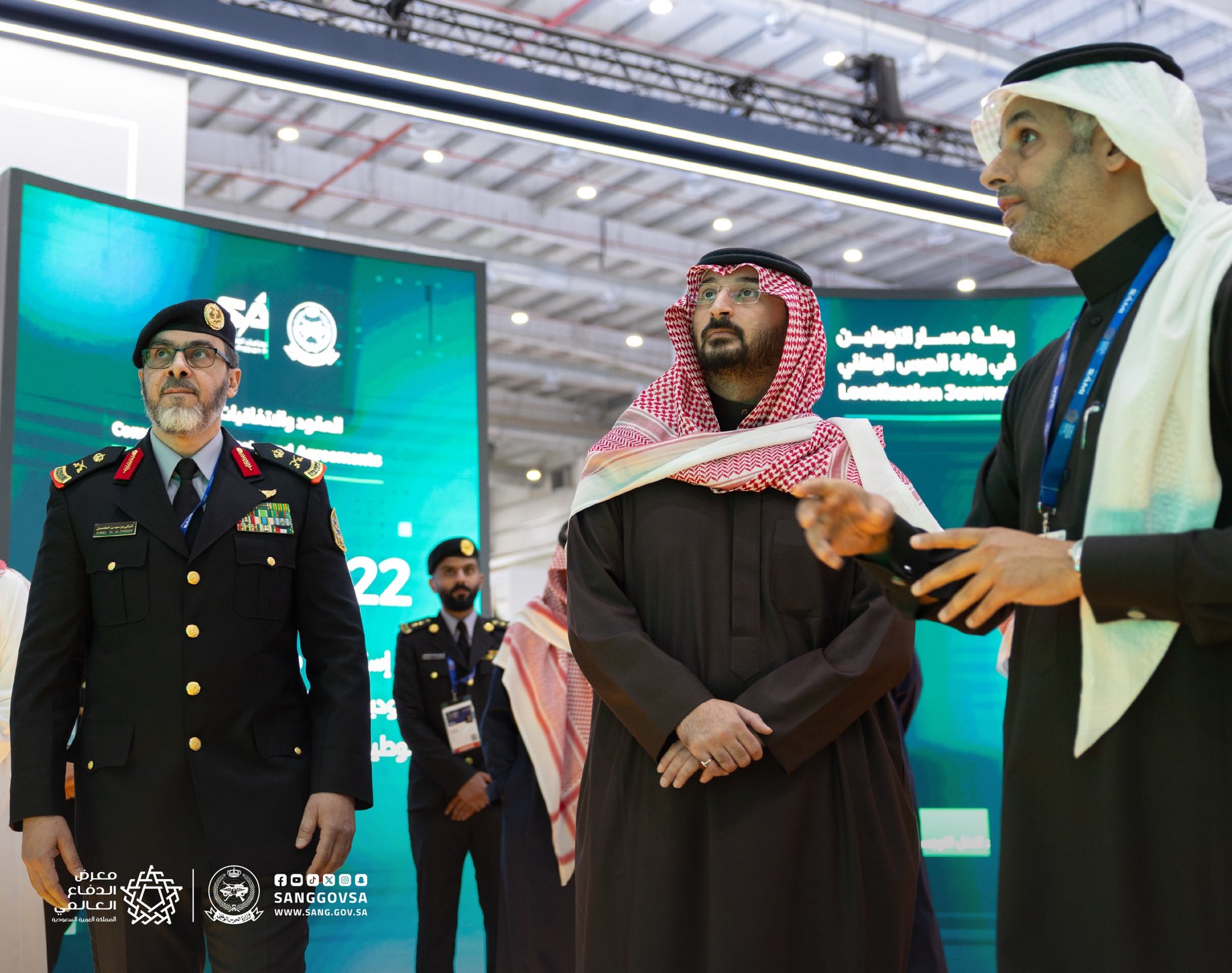 الأمير عبدالله بن بندر وزير الحرس الوطني يزور جناح الوزارة بمعرض الدفاع العالمي